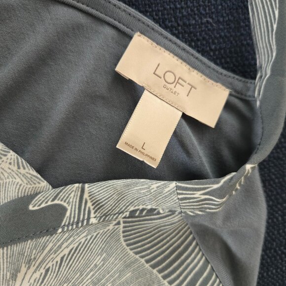 Spring bundle/lot w/ 2 light & breezy large tops & small black shoulder bag - Picture 14 of 14